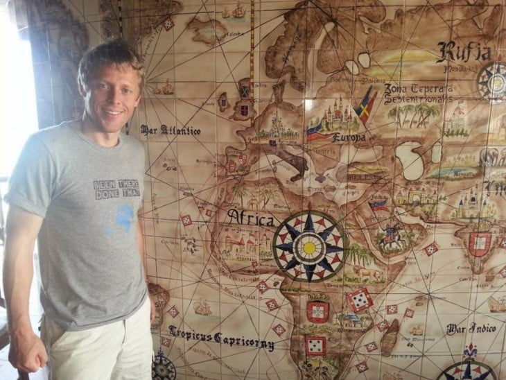 Gunnar Garfors delante de un mapa 