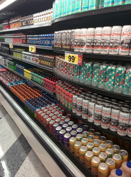 Latas organizadas en un estante de un centro comercial 