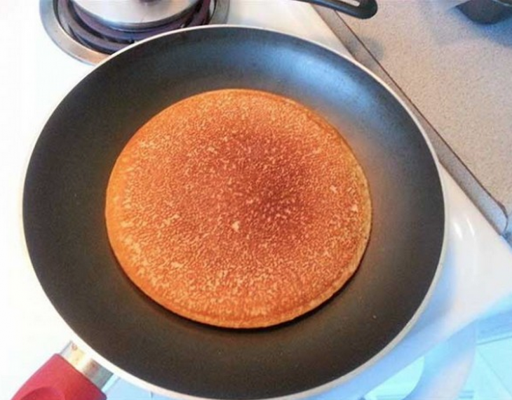 Sarten con un hot cake en medio 