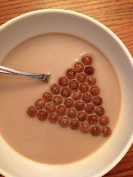 Plato de cereal ordenado en forma de pirámide 