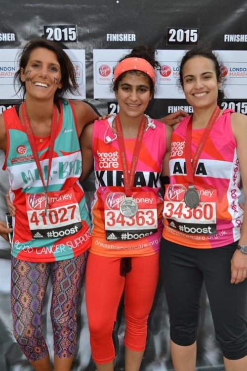 KIRAAN JUNTO A COMPAÑERAS DE MARATON EN LONDRES