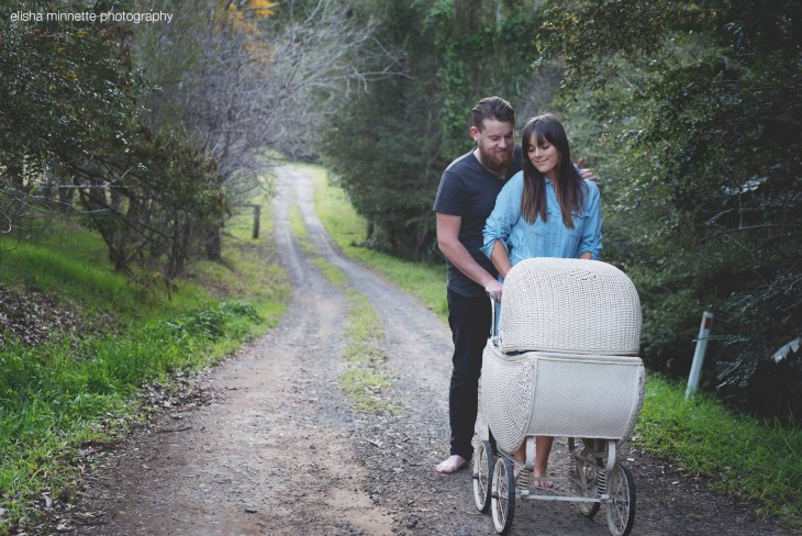 Pareja de esposo en un camino con una pequeña carreola 