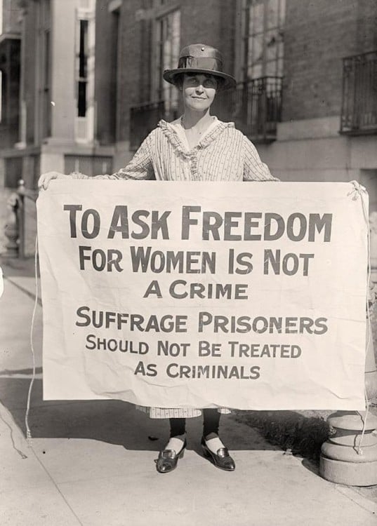 Mary Winson Holding protestante a favor de los presos en Washington 