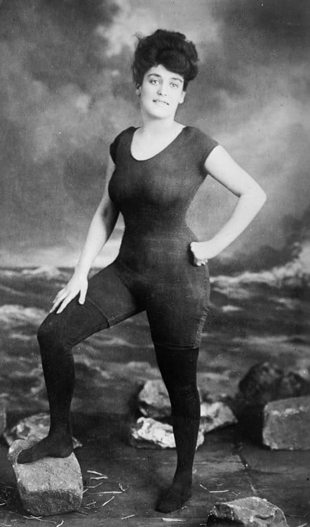 Annette Kellerman primer mujer en ponerse un traje de baño de una sola pieza 