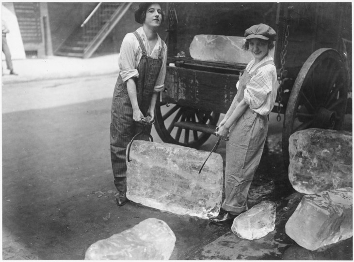 Chicas entregando hielo el 16 de septiembre de 1918