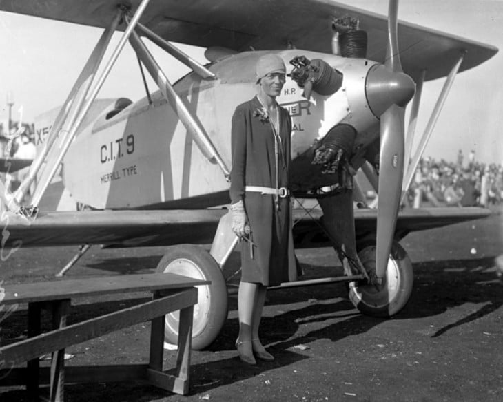 Amelia Earhart primer mujer en volar sola en volar por el Océano Atlántico 