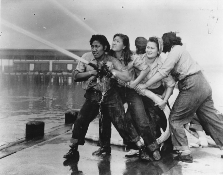 Fotografía de unas mujeres bomberas en Pearl en el año de 1941