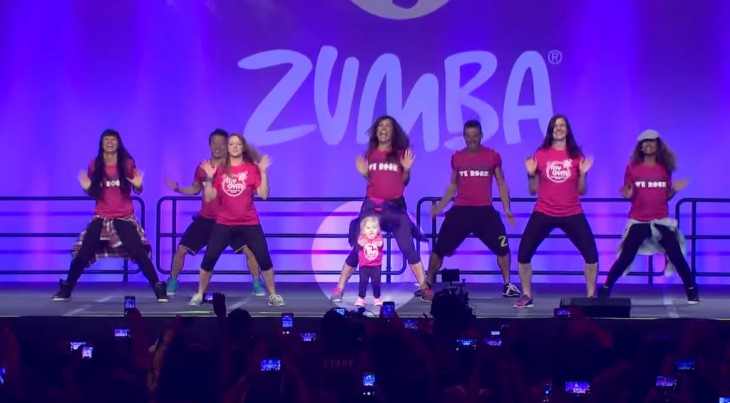 Pequeña niña con una rara enfermedad se sube al escenario de la convención internacional de zumba 2015