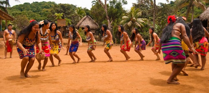 INDIOS EMBERA EN SU DANZA TRADICIONAL