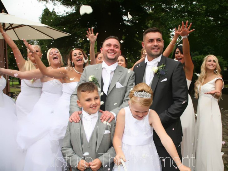 personas celebrando la boda de una pareja gay 