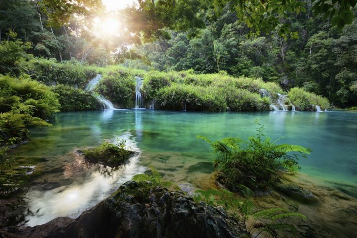 Paisaje con cascada en Guatemala 