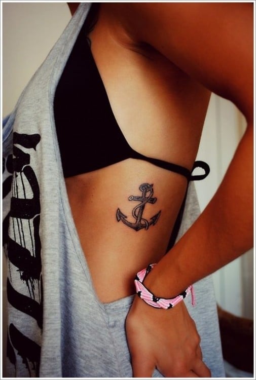 Tatuaje de un ancla en la parte costera de una chica 