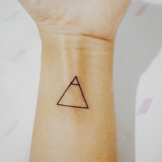 Tatuaje de un triángulo en la muñeca de la mano 