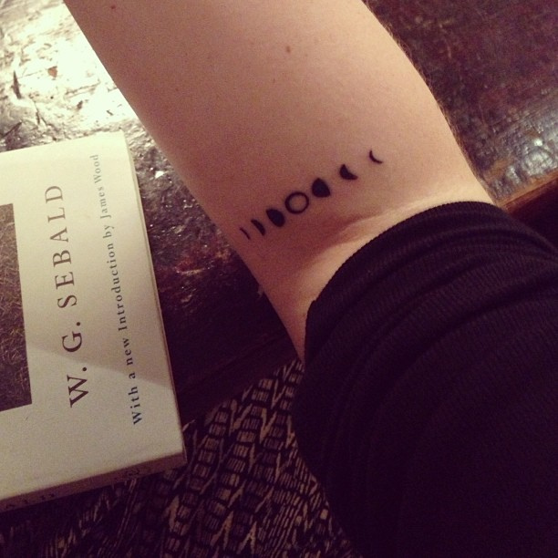 Tatuaje de las fases de la luna en un brazo 