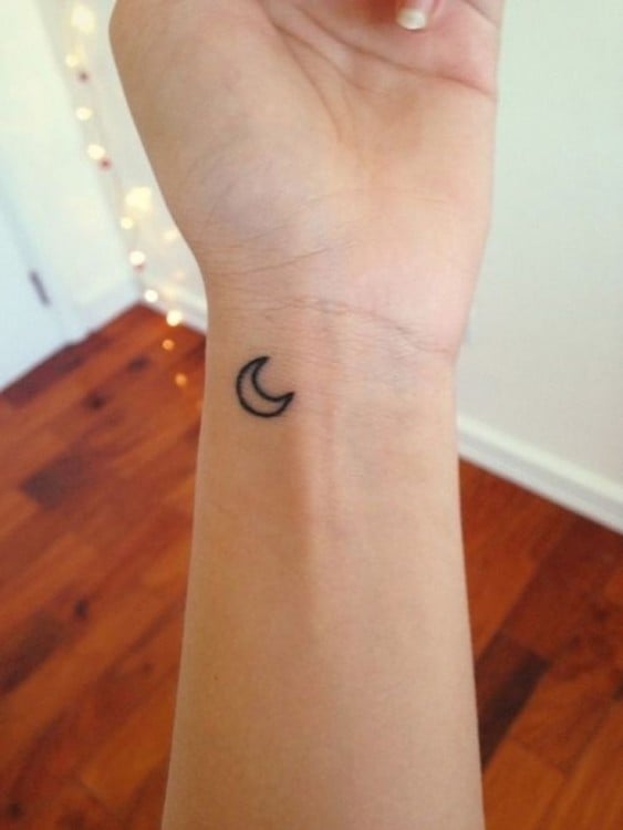 Tatuaje de una pequeña luna en la muñeca 