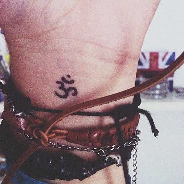 Tatuaje en la muñeca con el Símbolo "Ohm" 