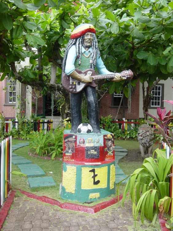 Monumento con la figura de Bob Marley 