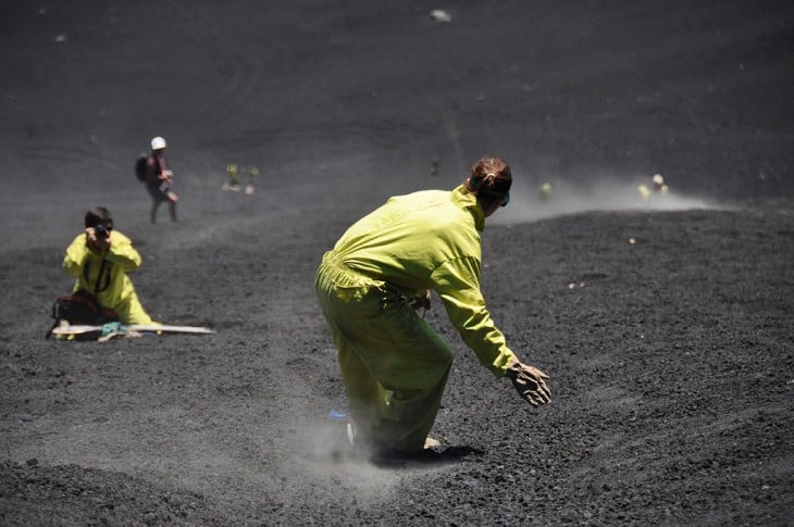 Sandboarding en el Cerro Negro ubicado en un volcán de León, Nicaragua 