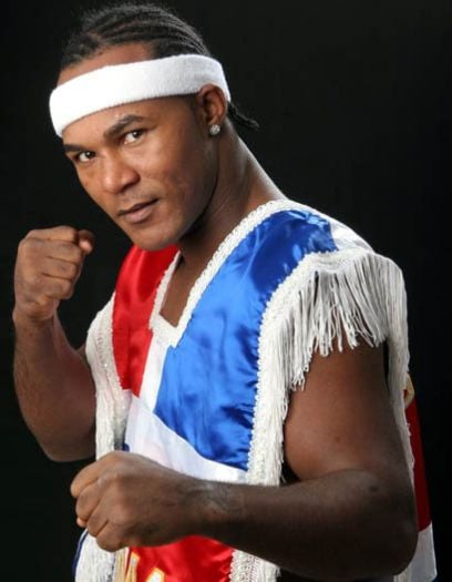 Joan Guzmán es un boxeador profesional dominicano que fue campeón en las categorías peso supergallo y peso superpluma de la OMB. 