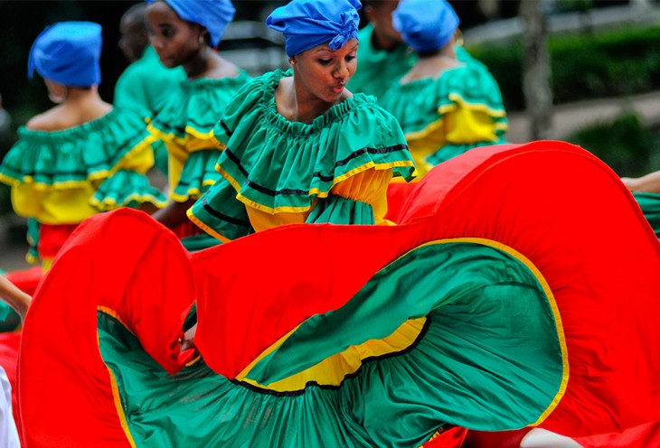 Mujer dominicana practicando bailes folklóricos típicos de la República Dominicana 