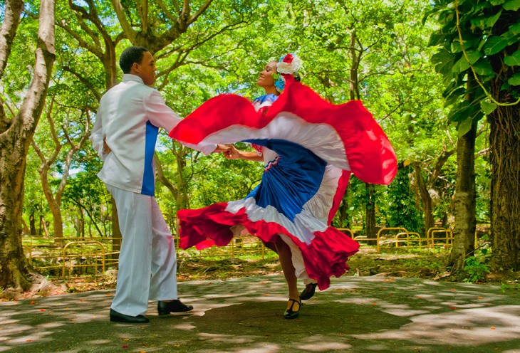 Mujer Baile Reina es presentado por Vicini en Identidad y Magia en la República Dominicana