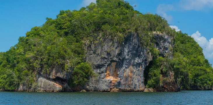 El Parque Nacional Los Haitises en la Bahía de la Samaná 