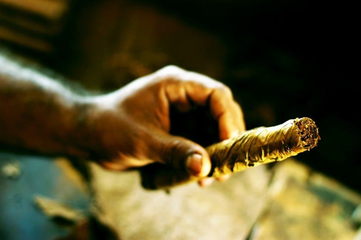 Mano sosteniendo un cigarro 