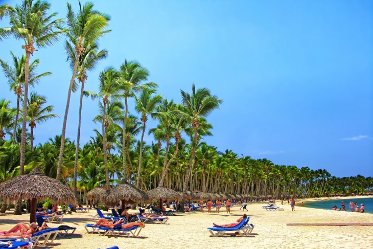 Personas disfrutando de la playa romana en República Dominicana 