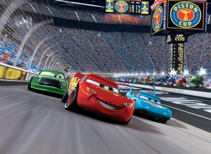 Rayo McQueen en una carrera de la copa piston 