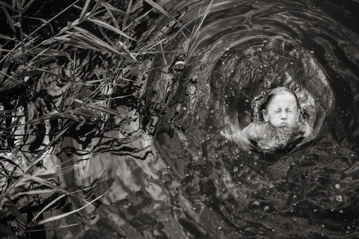 Fotografía de una niña dentro del agua 
