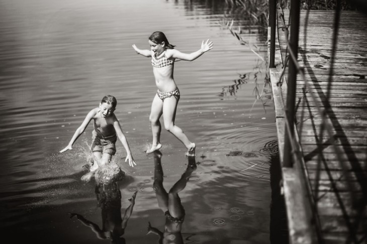 Niños aventándose al agua 