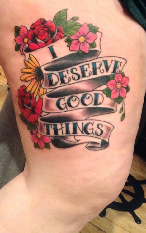 tatuaje con la frase "i deserve good things" 