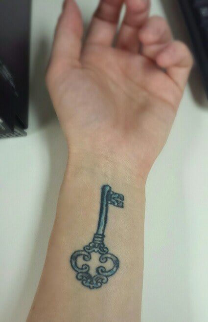 Tatuaje de una llave maestra en un brazo 