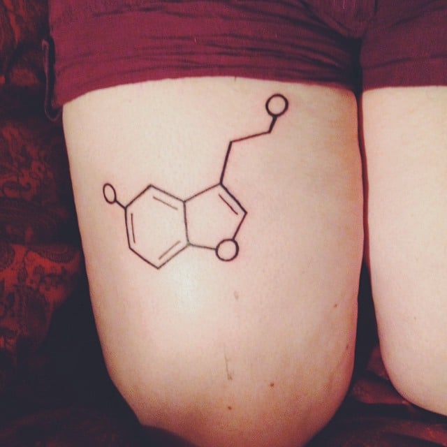 Tatuaje de una molécula de serotonina en una pierna 