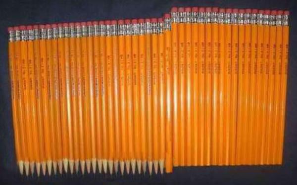 Fila de lápices acomodados 