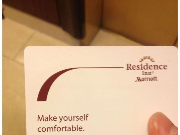 tarjeta blanca promocionando una residencia 