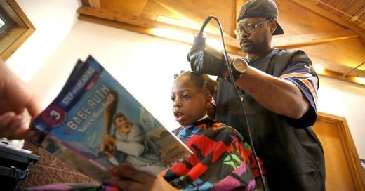 Barbero corta el cabello de niños gratis a cambio de que le lean un cuento