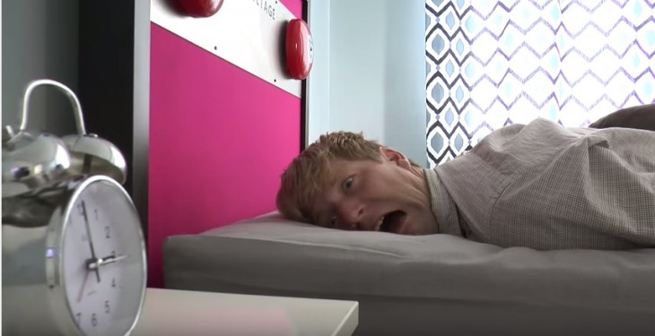 colin furze en la cama que lo va a aventar