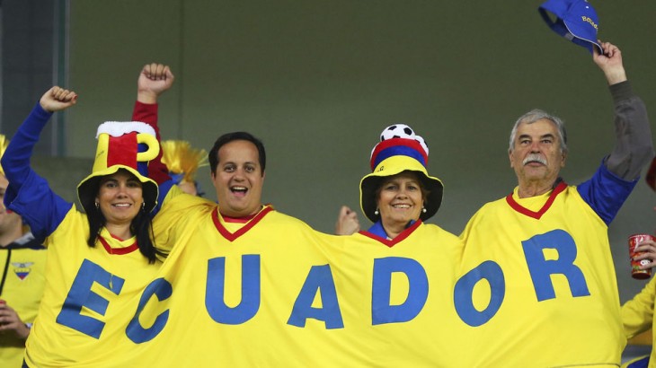 familia ecuatoriana festejando