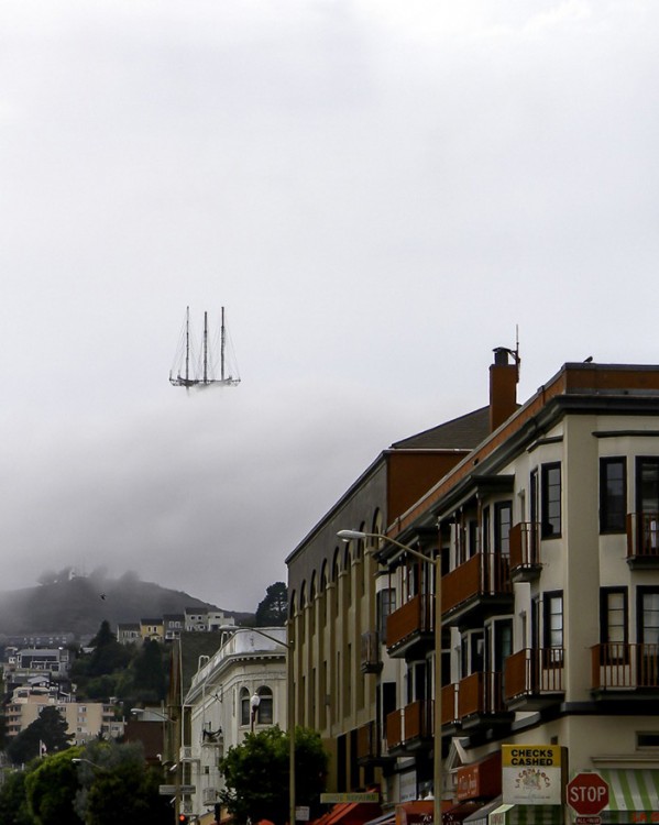 parece que en el aire va volando un barco