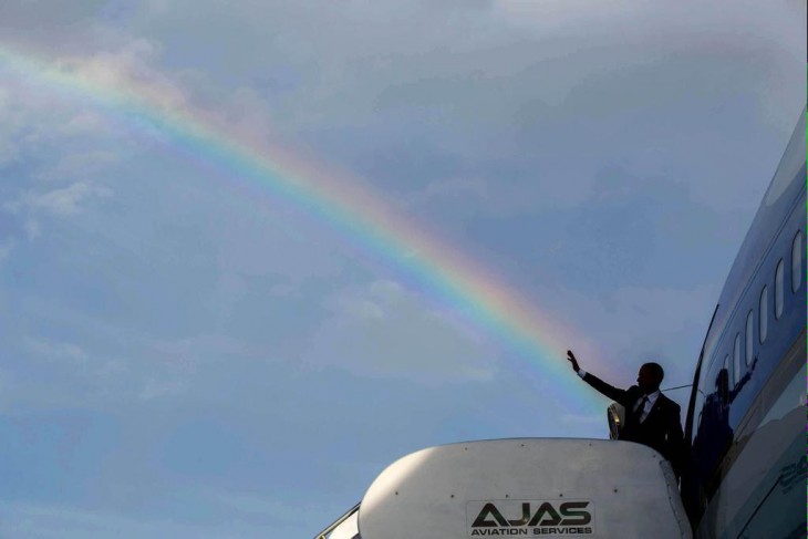 obama parece que esta aventando un saludo de arcoiris a todos los que saluda