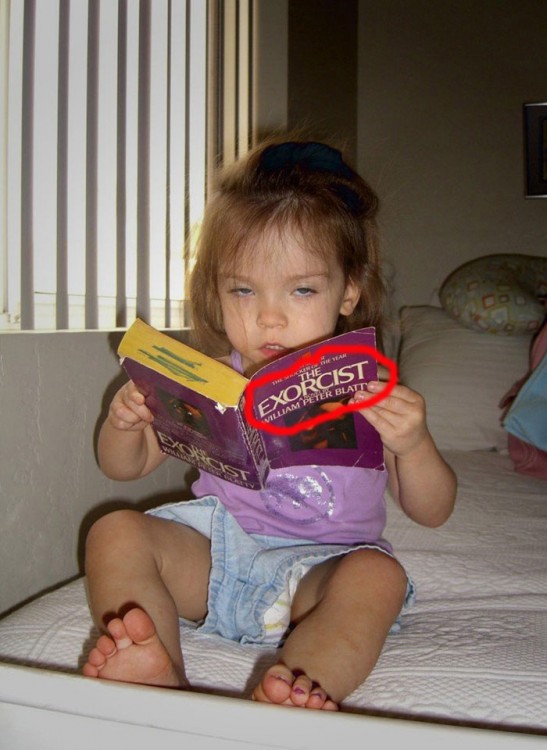 niña que esta leyendo el libro del exorcista y parece exorcizada