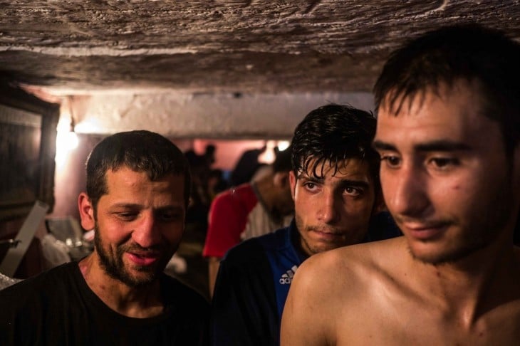 hombres que viven debajo de las alcantarillas se drogan dia a dia por buscar un a forma de escapar a su vida