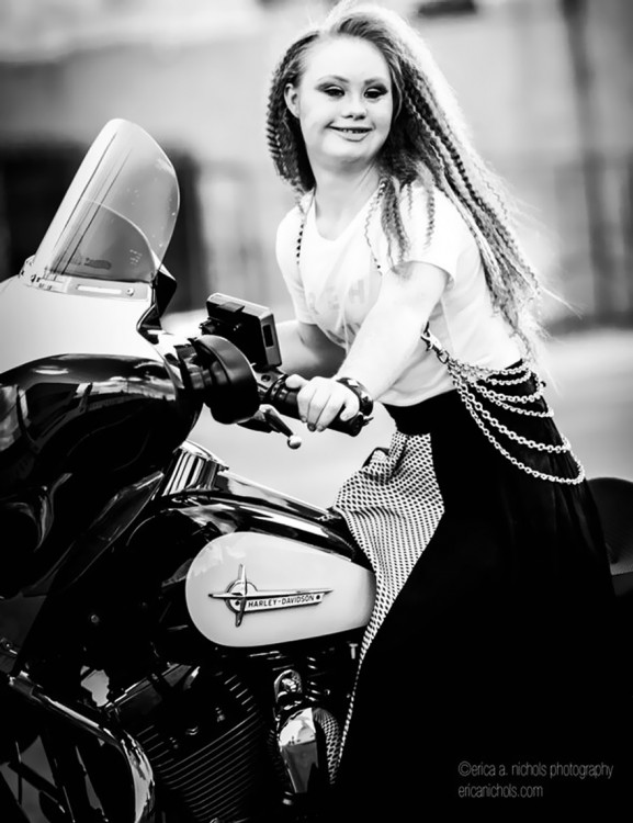 madeline en una moto posando de rocker