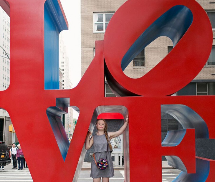 madeline posando en la palabra love