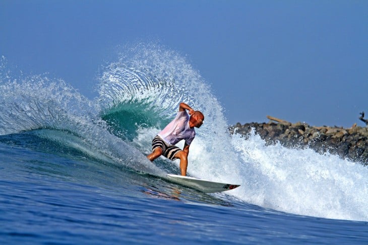 playa punta mango surfista sobre las olas