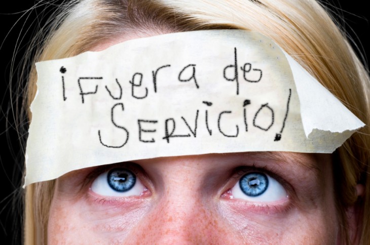 mujer con un letrero que dice fuera de servicio