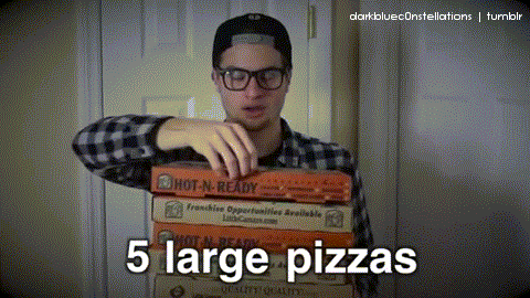 chavo ofreciendo 5 pizzas