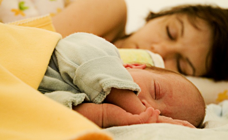 madre e hijo tomando una siesta