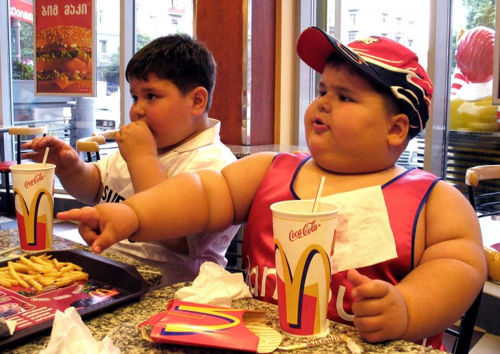 NIÑO OBESO PIDIENDO MÁS DE COMER